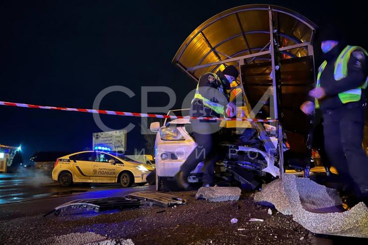 В Кривом Роге пьяный прокурор из Одесской области снес остановку, а затем сбежал из больницы (фото)